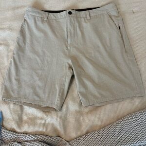 Vuori Men's Shorts size 36 waist Pre-Owned AIM Flat Front color: Khaki